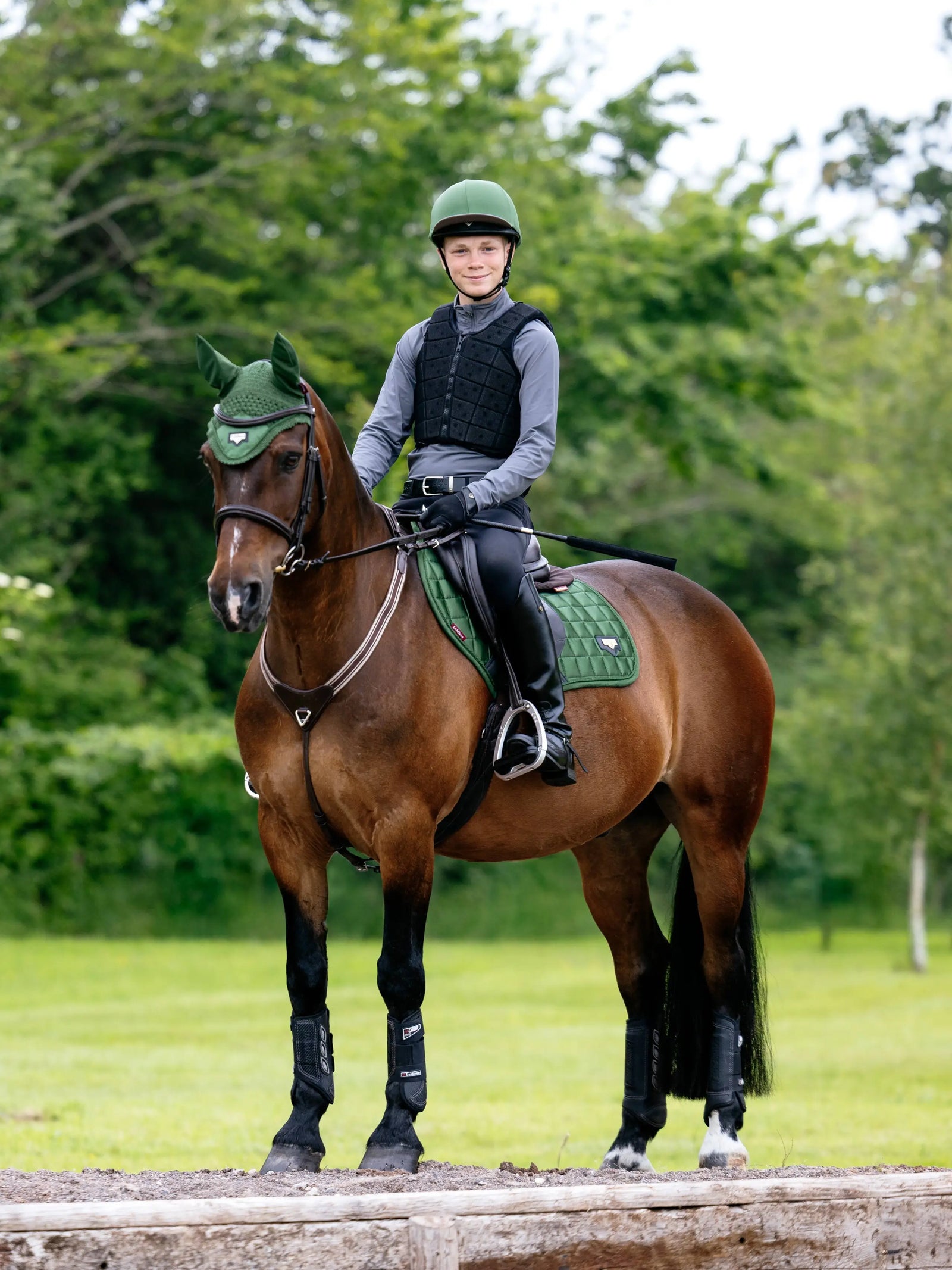 LeMieux Loire Classic Close Contact Square | Horse Supplies - Saddle Cloth | Saddleworld Ipswich