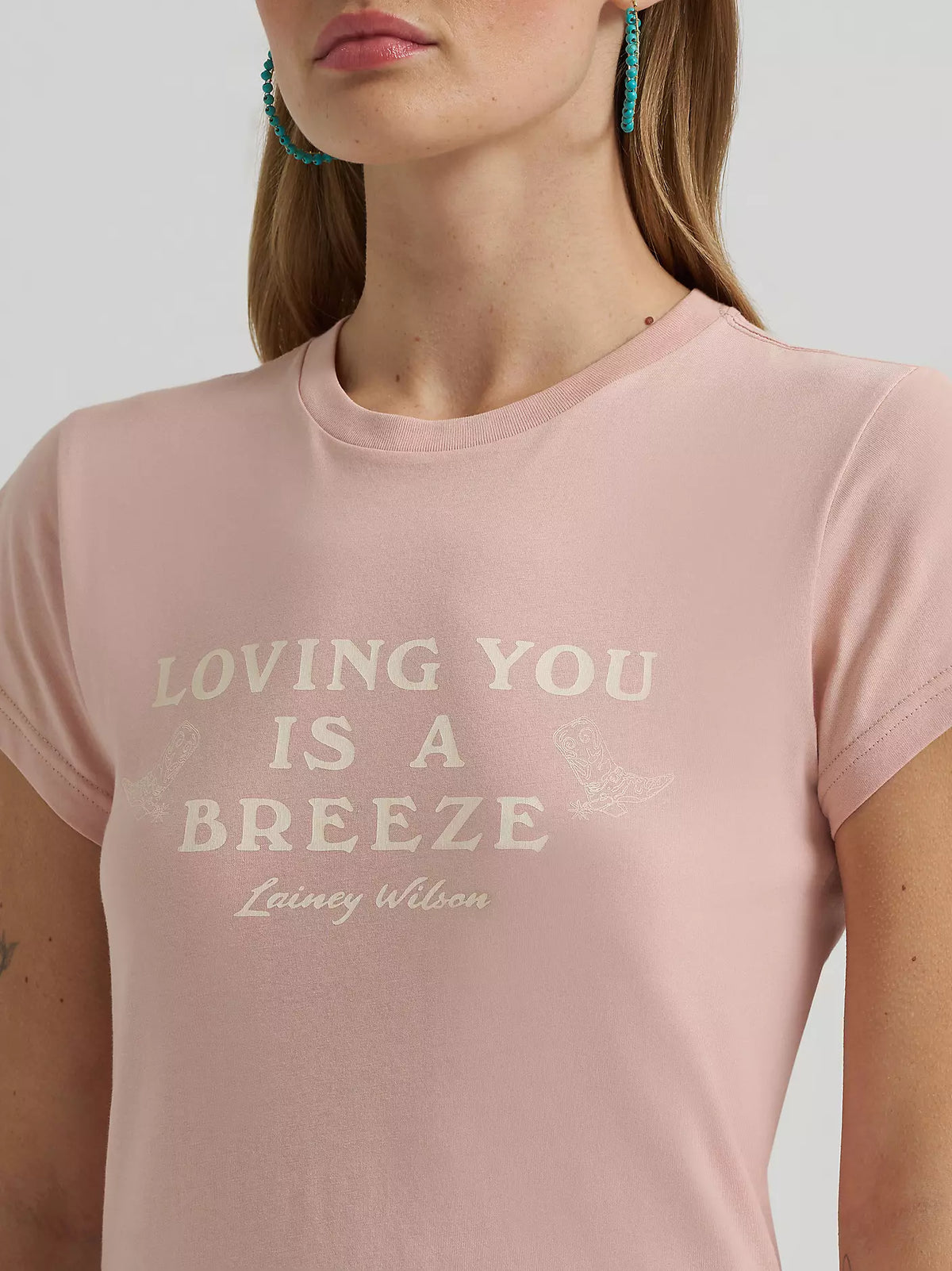 Wrangler X Lainey Wilson Wmns Breeze Shrunken Band T Shirt