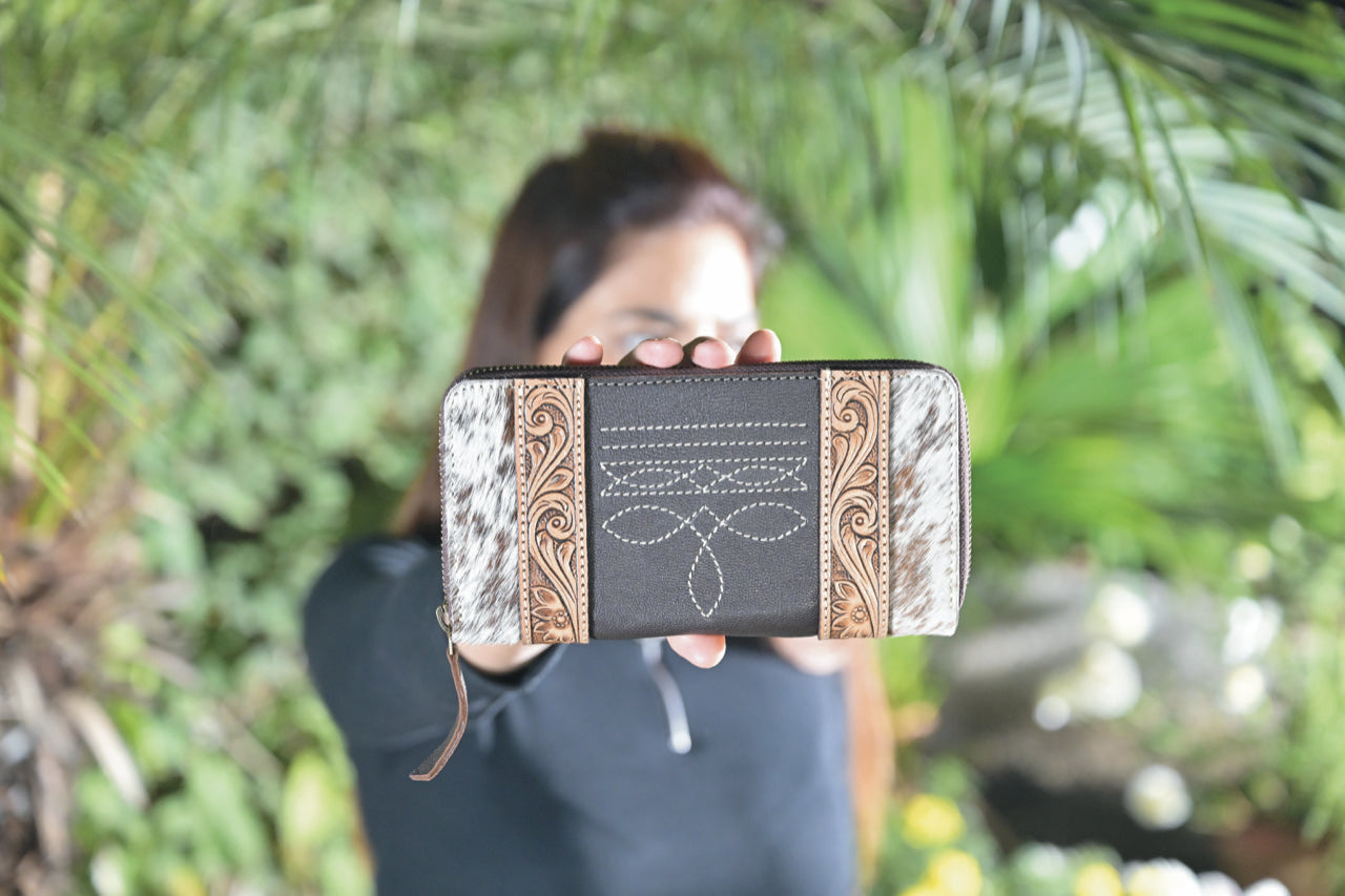 The Design Edge Moore Cowhide and Tooling Boot Stitched Zippered Wallet